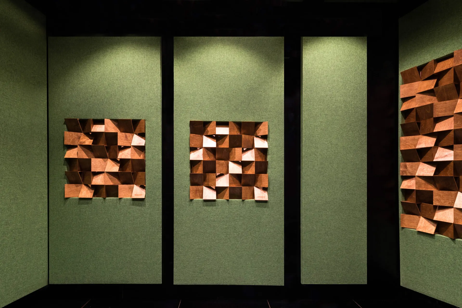 Шириокополосные акустические поглощаюшие панели со встроенными диффузерами в звукозаписывающей вокальной кабине